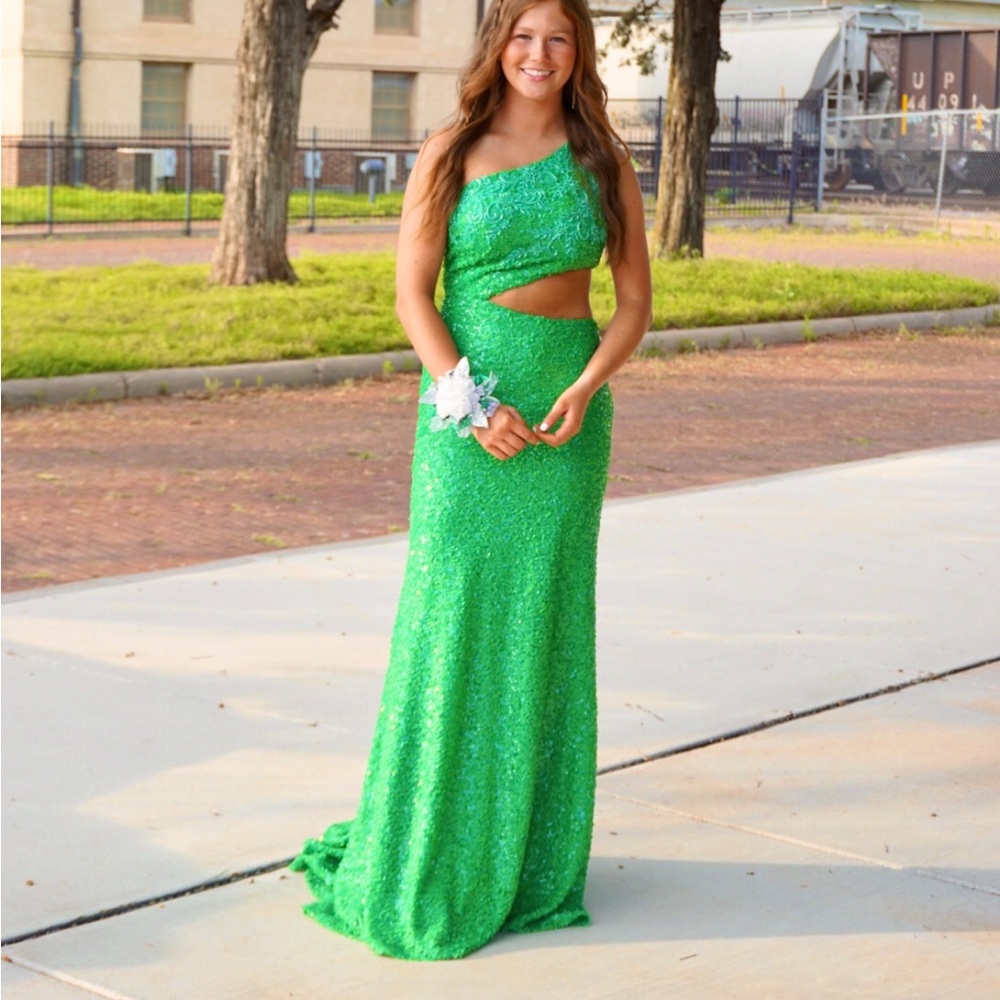 This dress is super cute I got so many compliments, only worn once